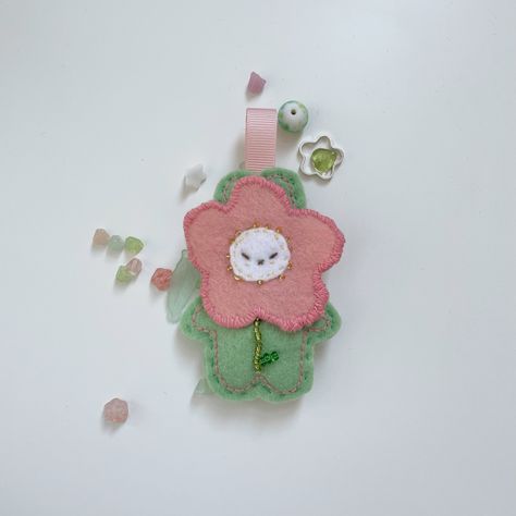 Aesthetic Felt Crafts, Gift For Friends Ideas, Kawaii Felt Crafts, Cottagecore Felt Crafts, Felt Flower Keychain, Felt Keychain Frog, Felt Plushies, Felt Plushie, Beading Embroidery