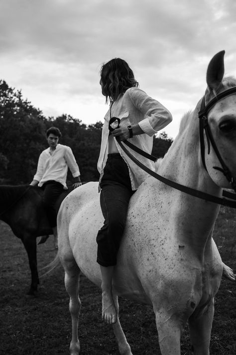 Photo Idea With Horse, Horse Riding Couple Aesthetic, Couple With Horse, Horse Riding Photography, Horses Black And White, Horseback Riding Aesthetic, Horse Couple, Horsey Life, Horse Riding Aesthetic