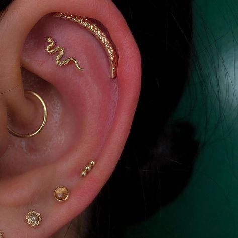 Minimal Ear Piercings, Ear Project, Piercing Flat, Constellation Piercings, Bar Piercing, Flat Piercing, Piercings Ideas, Cool Ear Piercings, Piercing Inspo