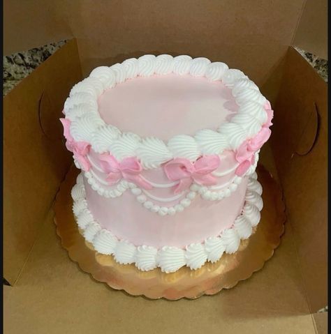 Simple But Pretty Birthday Cakes, Simple Cute Cakes Birthdays, 21st Cake Ideas Simple, Girly Pink Cake Ideas, Cute Rectangle Cake Ideas, Pink Birthday Cake Decorations, Croquette Birthday Cake, Small Two Layer Cake, Light Pink And White Birthday Cake