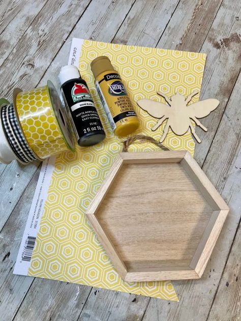 Diy Bee Hive, Bumblebee Crafts, Honey Bee Crafts, Bumble Bee Crafts, Bee Hive Decor, Hive Decor, Spring Time Crafts, Bee Diy, Bee Hives Diy