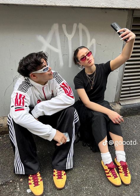 Streetwear Couple Street Style, Streetwear Fashion Couple, Couple Outfits Matching Casual, Couple Outfits Streetwear, Streetwear Poses Photo Ideas, Streetwear Poses, Outfit Inspo Streetwear, Streetwear Fashion Baggy, Couple Streetwear