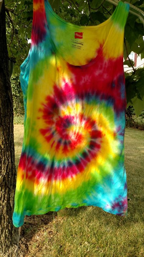 Tie Dye Tank Top Diy, Tie Dye Tank Tops, Diy Tank Top, Diy Tie Dye, Tank Tops Diy, Diy Tank, Tøp Aesthetic, Diy Tie, How To Tie Dye