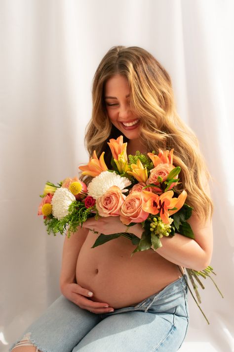 Bump Pictures With Flowers, Preggy Photoshoot Ideas, Jean And Flowers Maternity Shoot, Maternity Pictures With Bouquet, Maternity Flowers Photography, Pregnant Foto Ideas, Diy Flower Maternity Shoot, Self Taken Maternity Pictures, Maternity With Flowers Photo Ideas