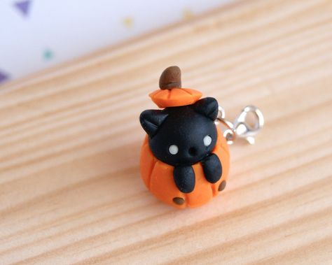 Mini Halloween Clay Ideas, Halloween Clay Figures, Easy Halloween Clay Ideas, Spooky Clay Ideas, Halloween Clay Charms, Polymer Clay Crafts For Beginners Easy, Autumn Clay Ideas, Small Clay Crafts, Tiny Clay Things