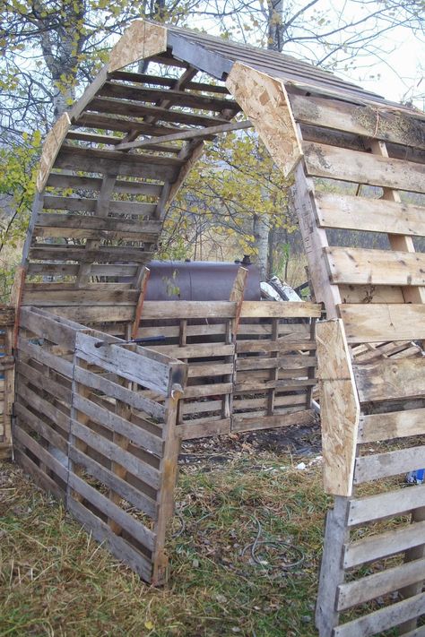 Como Plantar Pitaya, Pallet Shed Plans, Pallet Barn, Outdoor Pallet Projects, Pallet Building, Goat House, Diy Wood Pallet Projects, Pallet Shed, Pallet House