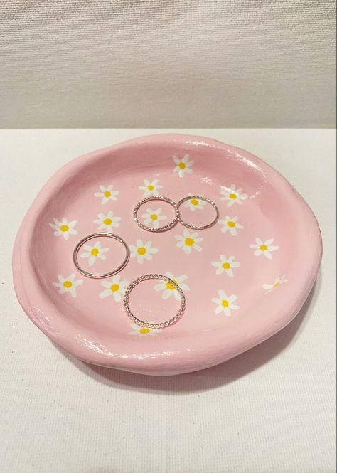 Clay Saucer Ideas, Daisy Trinket Dish, Clay Bowls Aesthetic, Jewelry Bowl Clay, Pottery Painting Trinket Dish, Pink Pottery Painting, Pottery Painting Ideas Jewelry Dish, Poterry Painting Aesthetic, Ceramic Cafe Ideas