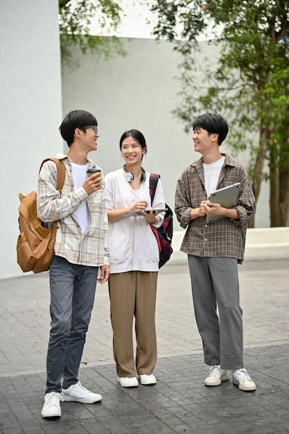 A group of happy asian students enjoy ta... | Premium Photo #Freepik #photo #student-group #happy-group #group-friends #happy-friends Human Figures, Student Photoshoot, Student Architecture, Collage Student, It's Okay That's Love, Student Aesthetic, Human Body Drawing, Student Photo, People Group