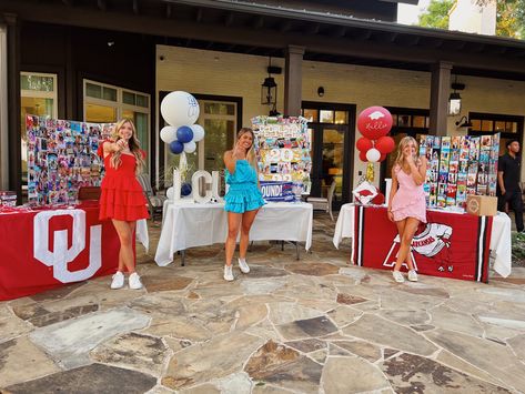 Graduation Party Senior Table, Graduation Party With Friends, Grad Party With Friends, Combined Grad Party Ideas, College Table At High School Grad Party, Uga Grad Party, Graduation Party Ideas Table, Outside Grad Party, Ou Grad Party