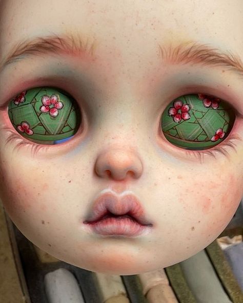 alatexin on Instagram: "My Dolling - Love. Koo. Face and eyelids. #mydolling #bjdfaceup #bjdfaceupartist #bjdfaceupcommission #mydollinglovekoo" Bythle Dolls, Blythe Eyelids, Custom Blythe Dolls, Dolls Reference, Scary Dolls, Doll Makeup, Custom Toys, Blythe Clothes, Ooak Dolls