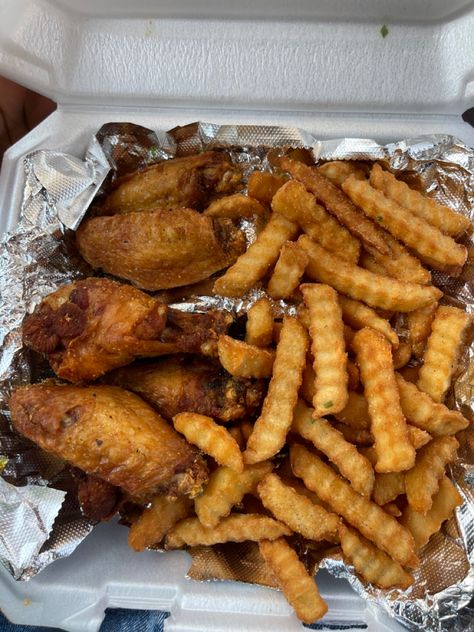 Wings And Fries, Cajun Fries, Loaded Fries, Fried Chicken Wings, Cheese Fries, Snap Food, Food Snapchat, Different Recipes, Treat Recipe