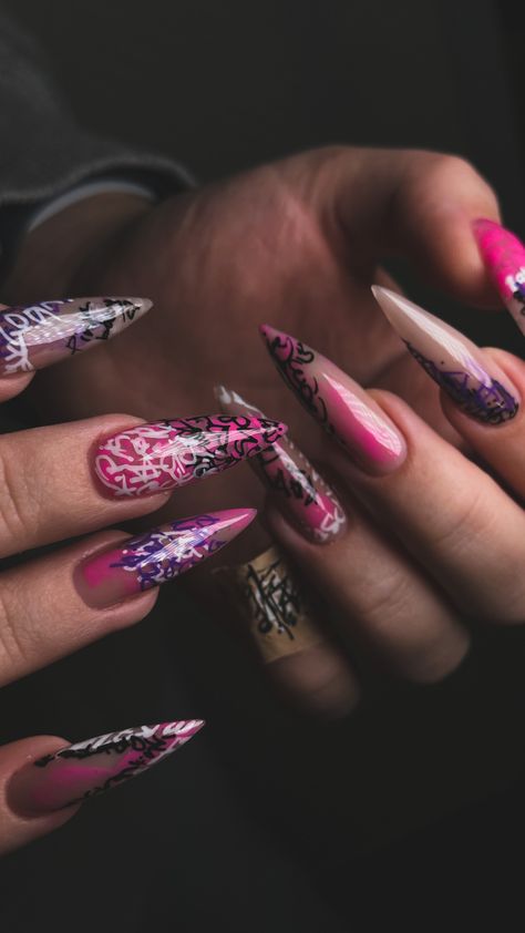 nails design graffity stillet Pink Graffiti Nails, Graffiti Nails Design, Gala Nails, Graffiti Nail Art, Nails Moodboard, Pink Graffiti, Graffiti Nails, Gel Nail Art Designs, Gray Paint