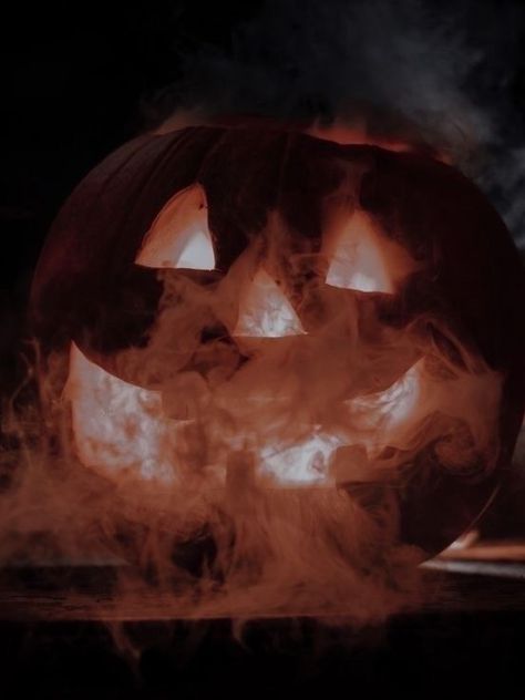 The best Halloween aesthetic and spooky aesthetic photos to inspire you Dark Pumpkin Aesthetic, Halloween New England, Scary Halloween Aesthetic, Brown Halloween Aesthetic, Halloween Aesthetic Widget, Dark Autumn Aesthetic Wallpaper, Fall Spooky Aesthetic, Halloween Aestethic, Dark Halloween Aesthetic