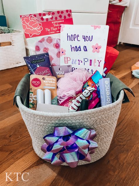 Bestie Birthday Gift Basket, 14th Birthday Gift Basket Ideas, Preppy Birthday Gift Basket, Gift Basket Ideas Preppy, Preppy Gifts For Friends, Preppy Birthday Basket, Preppy Gift Basket, Birthday Basket For Best Friend, Basket For Best Friend