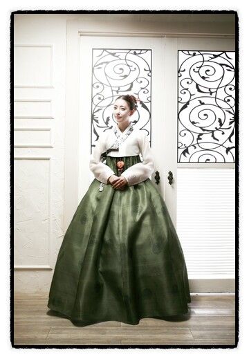 White and Green Hanbok Green Hanbok, Hanbok Aesthetic, Beautiful Hanbok, Oct Wedding, Hanbok Wedding, Soul Fashion, Hanbok Traditional, Korean Traditional Dress, Traditional Clothes