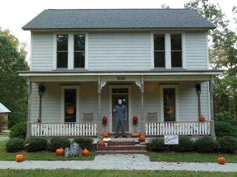 One killer horror movie fan has built an exact recreation of Michael Myers' childhood home Myers House Halloween, Michael Myers Haunted House Ideas, House Horror Movie, Michael Myers Home Decor, Michael Myers House, Myers House, 90s Horror, Laurie Strode, Tv Houses