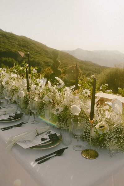 Elegant Vineyard Wedding, Argentine Wedding, Nancy Meyers Wedding Aesthetic, Wedding Top Table Decorations, French Garden Party, Floral Arrangements For Wedding, Elegant Flower Arrangements, Modern Spring Wedding, Tuscany Italy Wedding