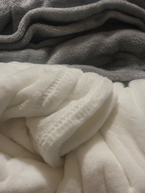 cozy Fluffy White Blanket Aesthetic, Blankets Aesthetic Fuzzy, Soft White Blanket, Blankets And Pillows Aesthetic, Blanket Fluffy Aesthetic, Gray Blanket Aesthetic, Cozy Blankets And Pillows, Big Comfy Blanket, White Blankets Aesthetic