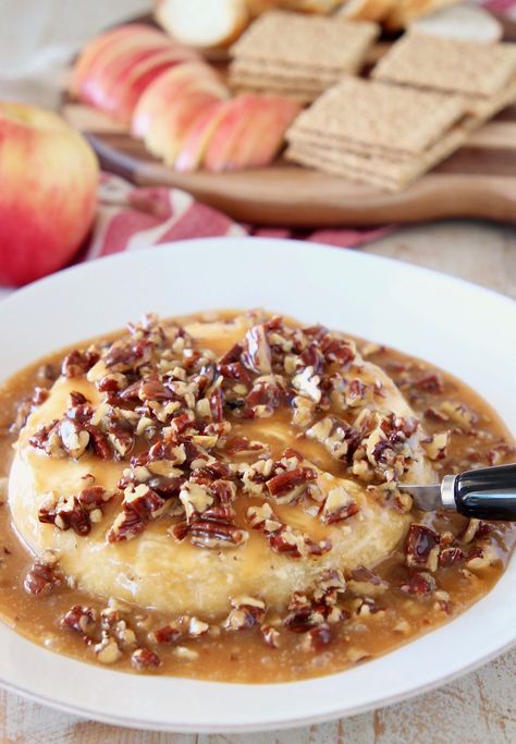 Salted caramel & pecans top this deliciously easy baked brie recipe, which is perfect served as a party appetizer in the fall or as a Thanksgiving dessert! #brie #appetizer #easy #recipe #saltedcaramel Essen, Caramel Pecans, Pecan Baked Brie, Baked Brie Recipe, Appetizer Easy, Baked Brie Recipes, Brie Appetizer, Brie Recipes, Fall Appetizers