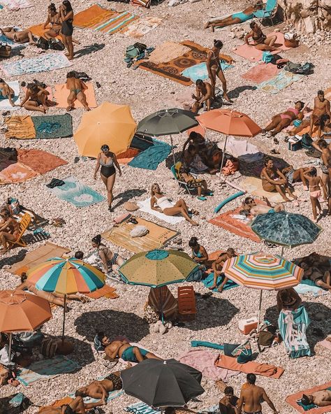 LISA DANIELLE SMITH on Instagram: “Can you spot me in this sea of colour??😛⛱⛱ #whereslisa” Colorful Umbrellas, Summer Mood, Vintage Beach, Retro Aesthetic, Beach Vibe, Vintage Summer, Summer Aesthetic, Beach Life, Rio De Janeiro