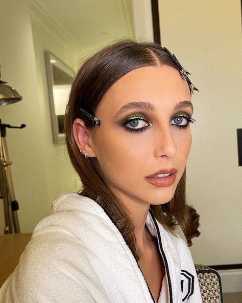 Gala Makeup Tutorial, Emma Chamberlain Met Gala, Met Gala Makeup, Green Dress Makeup, Gala Makeup, Oscars Makeup, Makeup For Downturned Eyes, Ball Makeup, Red Carpet Makeup