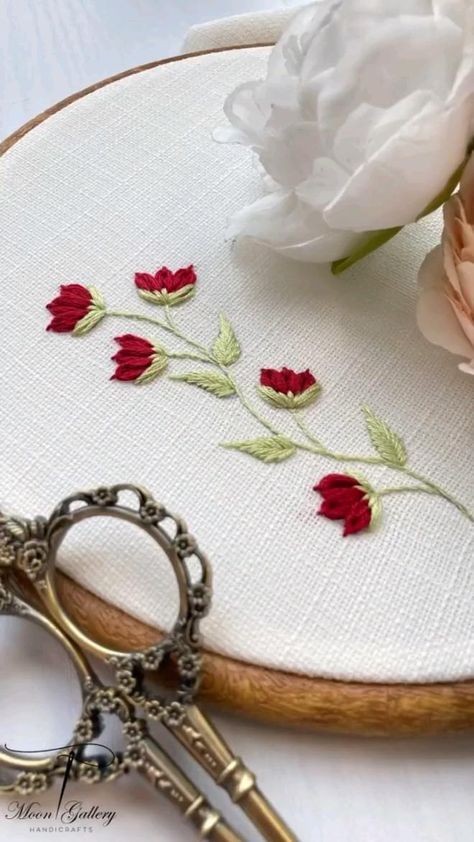 Embrodery Stiching Flower, Embroidery Rose Tutorial, Embroidered Flowers Tutorial, How To Embroider Flowers, Embroidery Flowers Tutorial, Vintage Nakışlar, Stitching Flowers, Brazilian Embroidery Stitches, Rose Embroidery Pattern