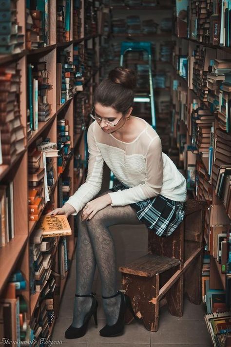 f4a4da9aa7eadfd23c7bdb7cf57b3112desc47355028ri Library Photo Shoot, Library Girl, Librarian Style, Librarian Chic, Woman Reading, Girl Reading, Librarian, Feminine Style, Photography Inspiration