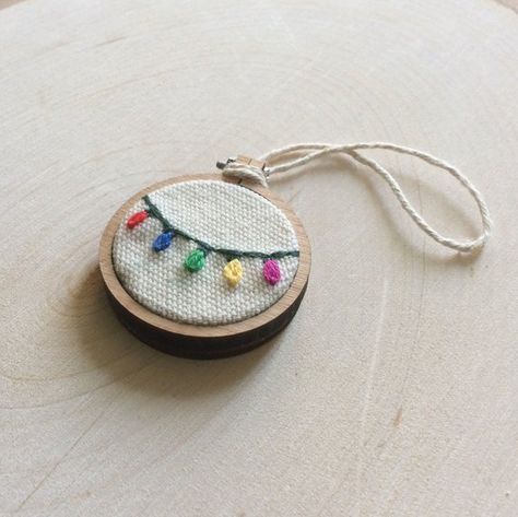 Colored Fairy Lights, Christmas Embroidery Ideas, Mini Embroidery Hoop, Embroidered Christmas Ornaments, Embroidery Ornaments, Mini Embroidery, Embroidery Hoop Crafts, Miniature Embroidery, Christmas Embroidery Patterns