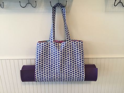 If you are tired of wrestling your yoga mat into a traditional bag then you will likely appreciate this clever design by Andrea of Sewspire. Checkout her step by step sewing tutorial and let us know what you think! 🤔 Sew Yoga Mat Bag, Diy Yoga Mat Holder Bag, Diy Yoga Bag Pattern, Yoga Mat Carrier Diy, Yoga Mat Bag Diy, Yoga Mat Bag Tutorial, Yoga Bag Pattern, Yoga Mat Bag Pattern, Yoga Mat Tote