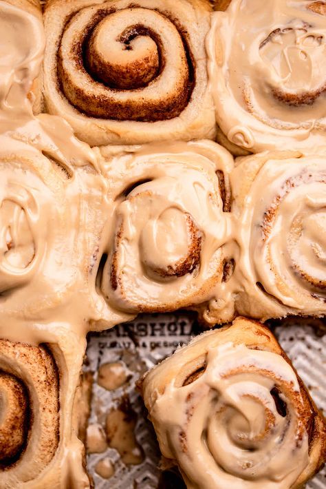 Chai Cinnamon Rolls, Quick Cinnamon Rolls, Espresso And Cream, Cream Cheese Buttercream, Desserts Vegan, Coffee Cakes, Chai Spice, Cinnamon Rolls Recipe, Sweet Roll