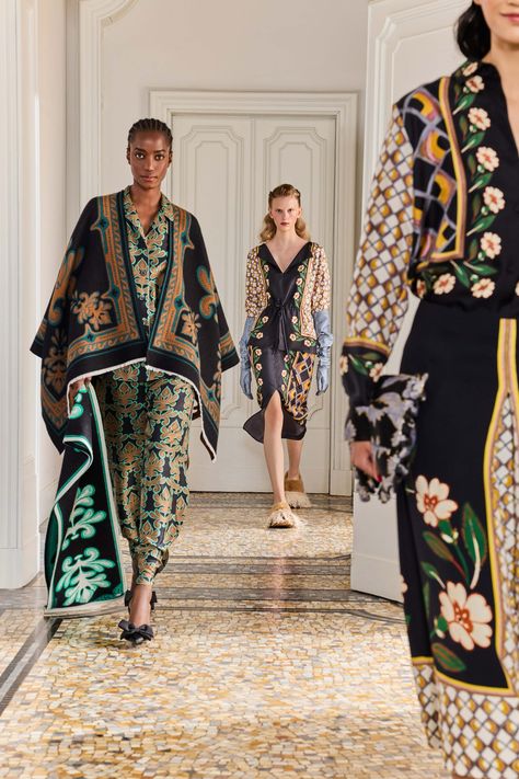 La DoubleJ Resort 2025 https://www.vogue.com/fashion-shows/resort-2025/la-doublej/slideshow/collection#7 Kimonos, Ponchos, Fashion 2025, Pattern Reference, Resort 2025, Fashion Show Themes, 2025 Fashion, Plus Size One Piece, Fall 24