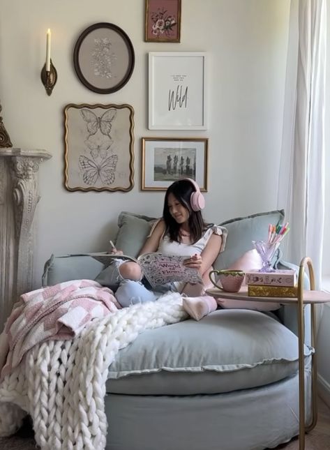 Cozy Reading Chair, Cozy Reading Corner, Cozy Reading Corners, Bedroom Corner, Amazing Video, Perfect Chair, Cozy Room Decor, Dream Room Inspiration, Reading Corner