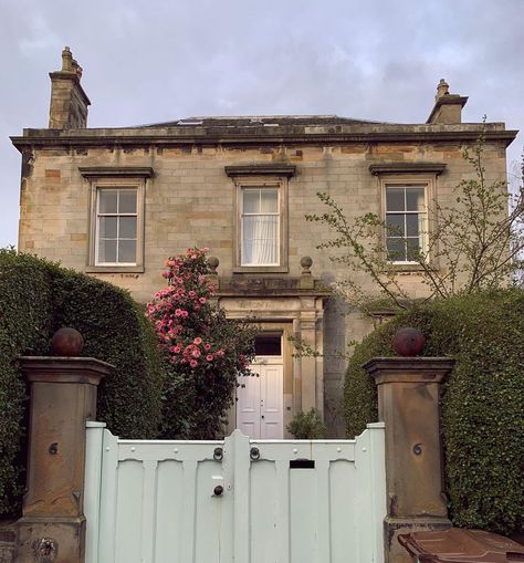 Beth Hammond on Instagram: “Love my morning walks past all of Edinburgh’s prettiest houses 🌸 . . . . . . . . . . . . . . . . . #edinburgh #visitedinburgh #houses…” Houses Exterior, Visit Edinburgh, Morning Walks, Victorian House, Edinburgh Scotland, Pretty House, Victorian Homes, Edinburgh, House Exterior