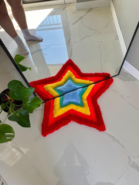 🌈 Brighten up your space with this handmade tufted rainbow star mirror rug! Featuring vibrant colors and a unique design, this rug adds a cheerful touch to any room. Crafted with care for both style and durability. 🏡✨ Dimensions: 75 x 40 cm.  Fast shipping available! Rug In Front Of Mirror, Abstract Tufted Rug, Rug Tufting Art, Rug Making Ideas, Tufting Aesthetic, Tuft Rug Design Ideas, Star Room Decor, Creative Rugs, Record Rug