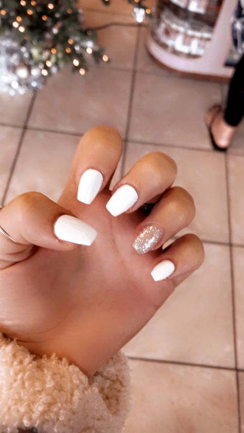 Nails For Formal Dance, Plain Christmas Nails Short, Easy Holiday Nails Simple, Cute Nail Ideas For Winter Simple, Winter Formal Nails Simple, White Christmas Nails Simple, White Dip Nail Designs, White December Nails, Winter White Nails Acrylic