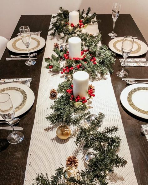 Pointsetta Table Decorations, Christmas Party Table Decorations Cheap, Holiday Party Tablescape, Christmas Table Cloth Ideas, Modern Christmas Tablescape, Christmas Dinner Table Ideas, Dining Table Christmas Decor, Christmas Dinner Table Decorations, Dinner Table Set Up