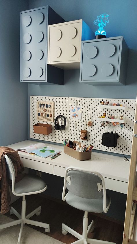 Ikea Alex Desk Kids Room, Ikea Skadis Kids Room, Ikea Boys Desk, Ikea Desk Hack Bedroom, Boys Lego Desk, Ikea Lego Room, Lego Office Ideas, Boy Desk Ideas, Ikea Eket Kids Room