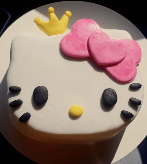 Hello Kitty Torte, Tort Hello Kitty, Bolo Da Hello Kitty, Hello Kitty Birthday Cake, Pastel Cupcakes, Kitty Cake, Pretty Dessert, Cute Baking, Hello Kitty Cake