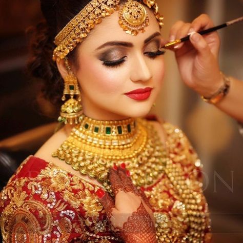 Instagram Golden Makeup, Indian Wedding Makeup, Indian Bride Makeup, Indian Wedding Bride, Bridal Makeup Images, Bridal Photography Poses, Indian Bridal Photos, Bridal Makeover, Best Bridal Makeup