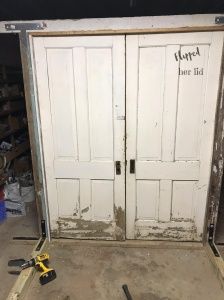 Free Standing Doors Wedding, Diy Doors For Wedding Entrance, Freestanding Doors For Wedding, Outdoor Wedding Doors, Old Doors Wedding, Pocket Door Frame, Door Backdrops, Old Wood Doors, Entryway Door