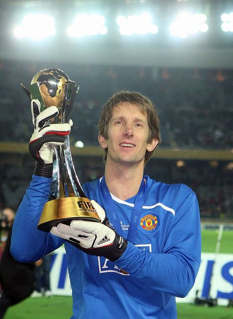 YOKOHAMA, JAPAN - DECEMBER 21:  Edwin van der Sar of Manchester United poses with the FIFA World Club Cup after the FIFA World Club Cup Final match between LDU Quito and Manchester United at Yokohama International Stadium on December 21 2008 in Yokohama, Japan. (Photo by Matthew Peters/Manchester United via Getty Images) Van Der Sar, Manchester United Champions, United Wallpaper, Manchester United Wallpaper, Football Legends, Club World Cup, Manchester United Football, Sport Art, Man Utd