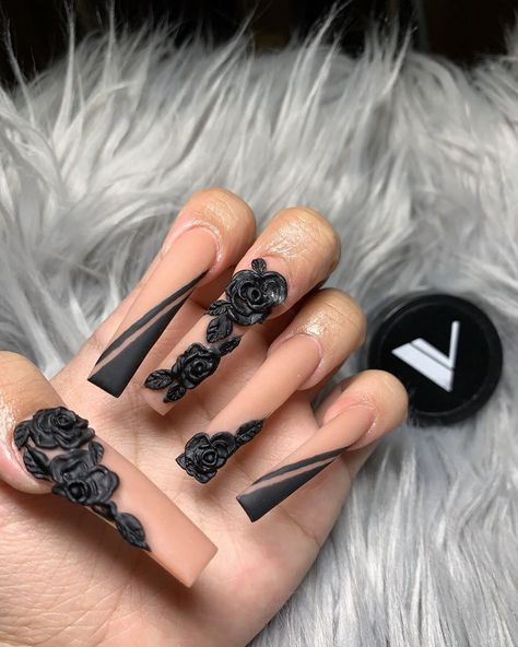 Lily 🌸✨💅🏻 on Instagram: “✖️black roses✖️ inspo: @queenofnails haven’t really done 3D flowers so i thought i’d give it a try! 🖤🖤🖤 using #118 @valentinobeautypure…” Classy Black Nails, Long Black Nails, 3d Flower Nails, Cow Nails, Black Acrylic Nails, Hippie Nails, Red Acrylic Nails, Gel Nail Art Designs, Long Acrylic Nail Designs