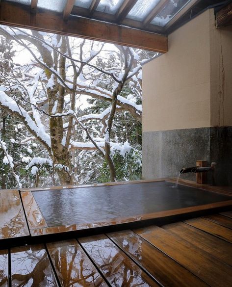 Spa Style Bathroom, Japanese Hot Springs, Outdoor Tub, Outdoor Baths, Dream Bath, Tiny House Decor, Japanese Interior, Tiny House Cabin, Hot Spring