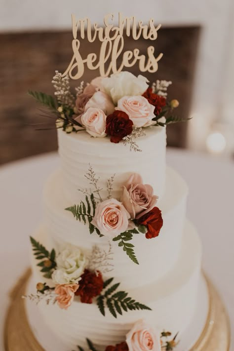 Wedding Cake Ideas Burgundy And Blush, Wedding Cakes With Burgundy Flowers, Blush Wedding Cake Topper, White Wedding Cake With Burgundy Flowers, Wedding Cakes Burgundy And Blush, Wedding Cake Maroon And Gold, Wedding Cake Wine Color, Burgundy And Dusty Rose Wedding Cake, Wedding Cake Flower Toppers