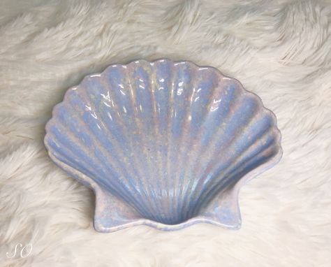 Ceramic Seashell Bowl, Seashell Ceramic Plate, Clay Seashell Dish, Seashell Clay Tray, Seashell Pottery Painting, Shell Ceramic Plate, Shell Pottery Ideas, Beachy Ceramic Ideas, Sea Shell Pottery