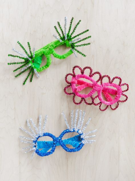 DIY New Year's Eve Glasses ⋆ Handmade Charlotte Påskeaktiviteter For Barn, News Years Crafts For Kids, New Year's Eve Crafts, Kids New Years Eve, New Year's Eve Activities, New Year Diy, New Year Art, Handmade Charlotte, Pipe Cleaner Crafts