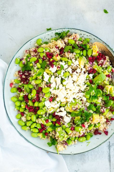 Sommersalat med bulgur Bulgur Salad, Lunches And Dinners, Summer Salads, Vegetarian Tapas, Vegan Salad, Summer Food, Recipes From Heaven, Edamame, Healthy Salad Recipes