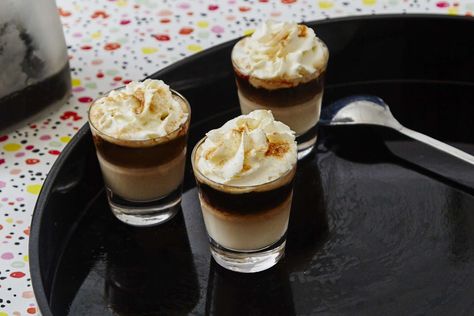 Baileys Shots, Tiramisu Shots, Baileys Cocktails, Strawberry Cheesecake Recipe, Creamy Cocktails, Dessert Shots, Liquor Recipes, Baileys Irish, Baileys Irish Cream