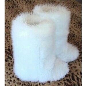 White fluffy boots Realistic Wishlist, Fur Boots Women, Grunge Shoes, Fluffy Boots, Fluffy Shoes, Hogwarts Dr, Womens Shoes Boots, Fuzzy Boots, Fur Shoes