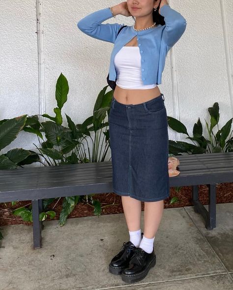 Midi Jeans Skirt Outfit Aesthetic, Denim Midi Skirt Y2k, Outfits With Midi Denim Skirt, Midi Skirt School Outfit, Aesthetic Jean Skirt Outfit, Mid Knee Skirt Outfits, Jean Skirt Midi Outfits, Medium Jean Skirt Outfits, Denim Knee Length Skirt Outfit